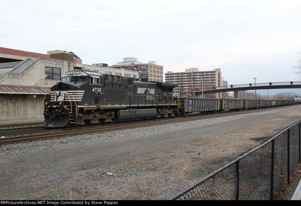 NS 4732 leads train 13V